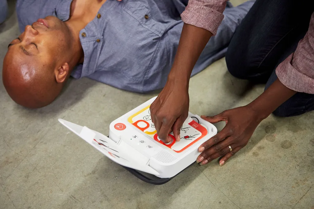 LIFEPAK CR2 In-Use - Woman Pulls Electrodes.webp